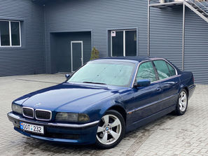 Seria 7 (Toate) BMW 7 Series
------
Mașina se reprezintă în s...